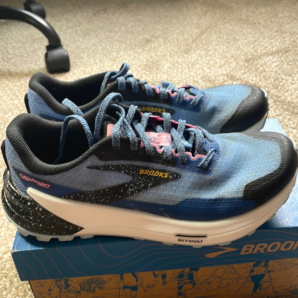 Brooks Catamount 2 SIZE: 6.5